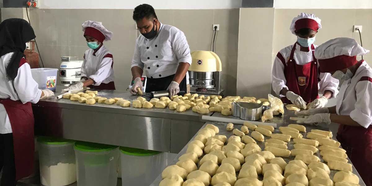 Siswa SMK Filadelfia sedang membuat roti, Senin (1/3/2021). Foto: Anti Patabang/Papua60detik